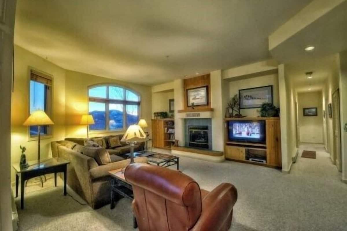 Condo, 3 chambres | Salle de séjour | Téléviseur à écran plat, foyer