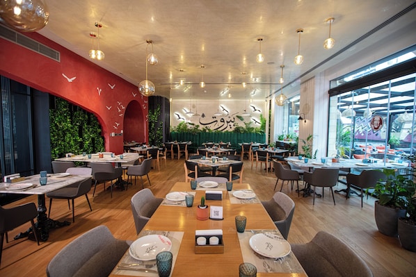4 restaurants; breakfast, lunch, and dinner served