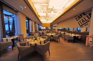 4 개의 레스토랑, 아침 식사, 점심 식사, 저녁 식사 제공(프랑스 요리)