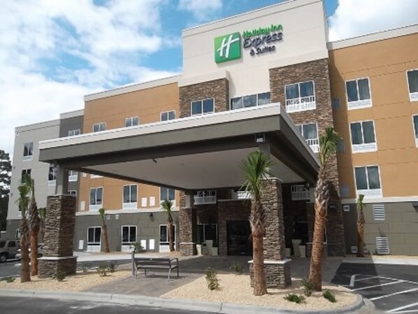 Exterior - Holiday Inn Express & Suites Southport - Oak Island Area by IHG (Bolivia)
