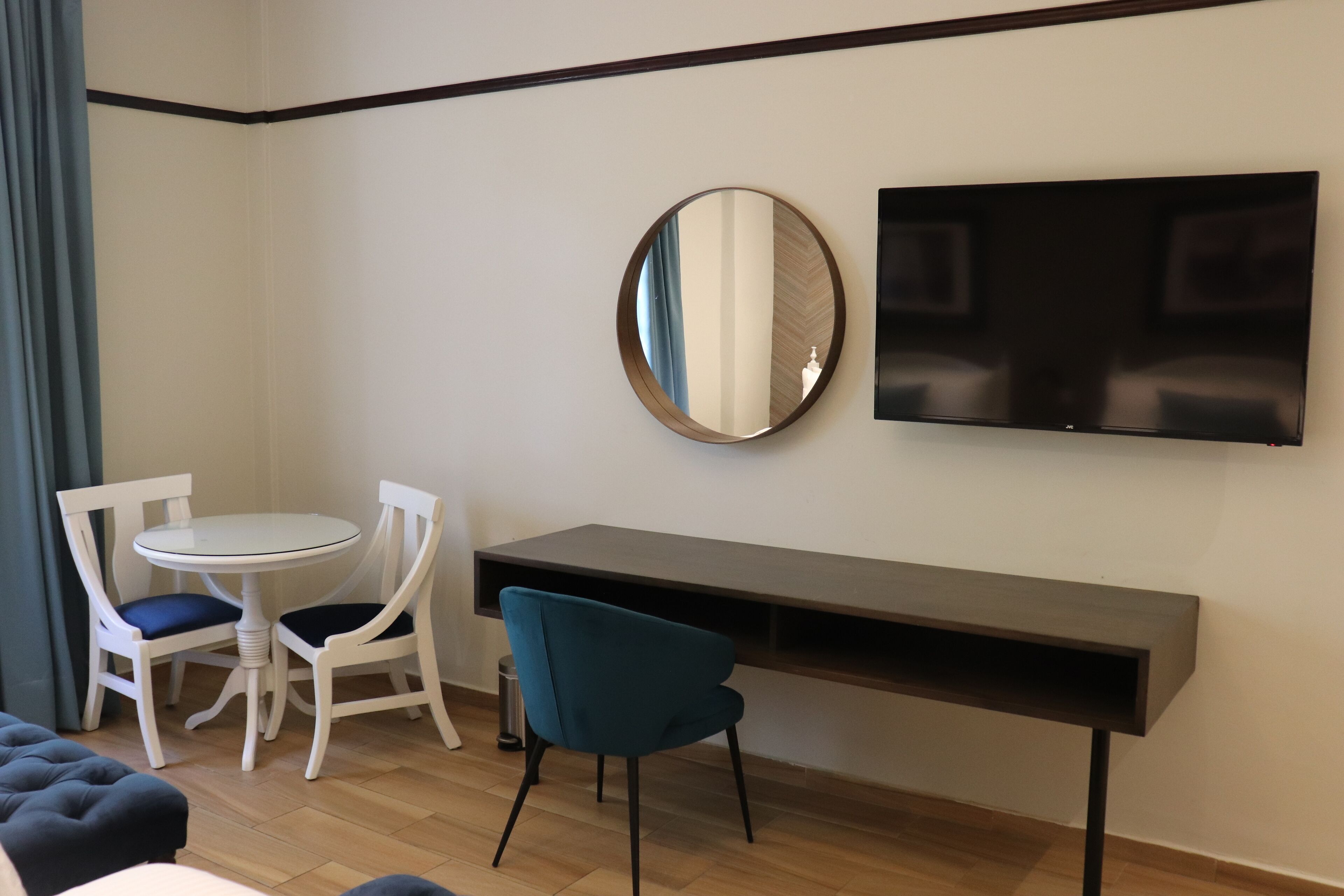 junior suite, city view | television