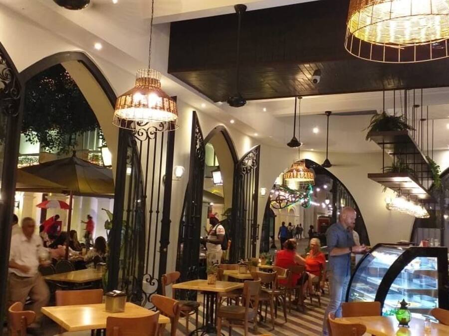 Se sirven desayunos, comidas, cenas y cocina internacional