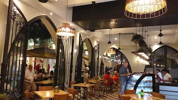 Melayani sarapan, makan siang, dan makan malam
