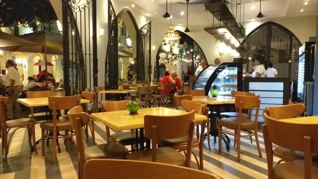 breakfast, lunch, dinner served; international cuisine