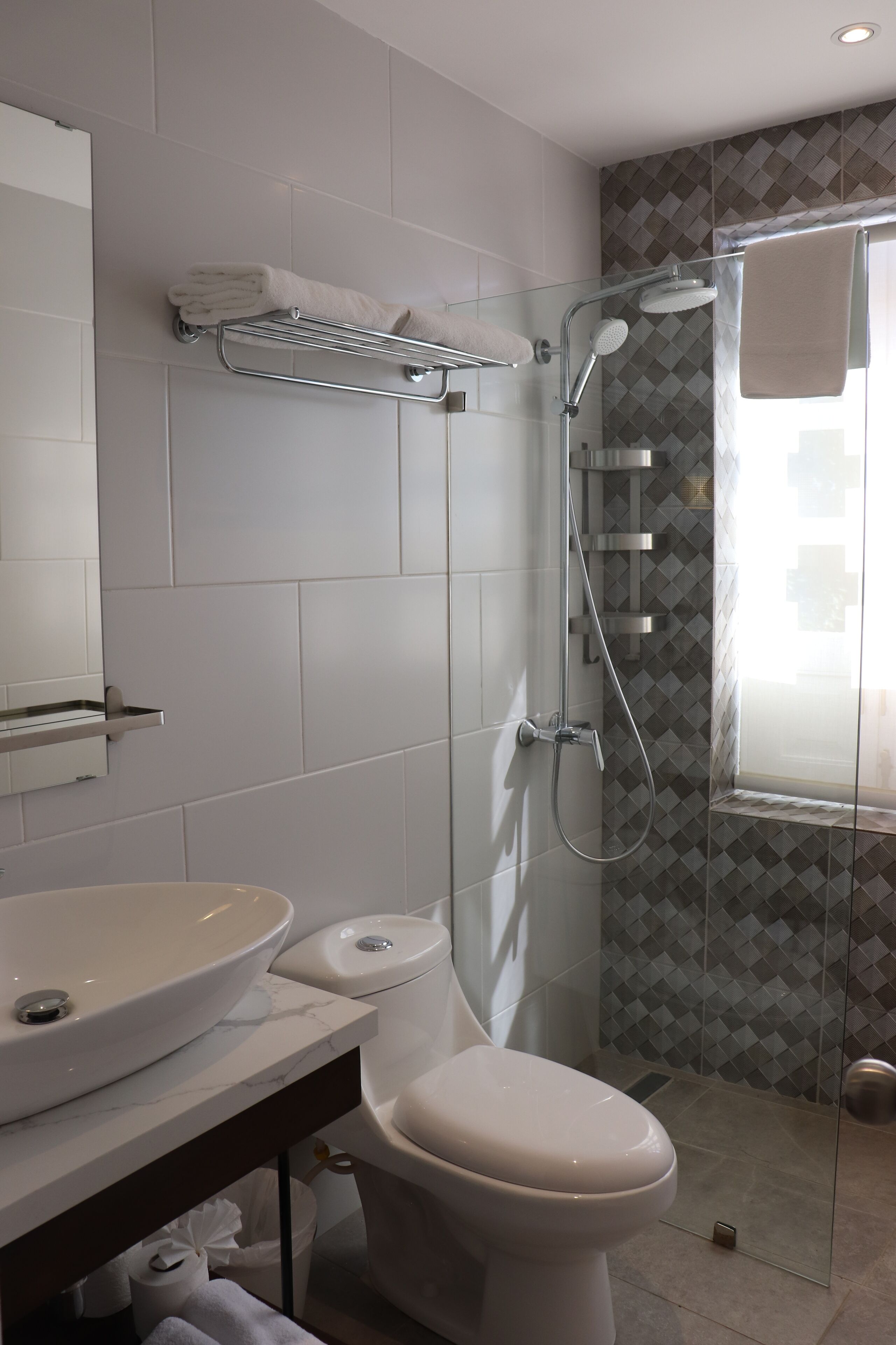 deluxe room | bathroom | combined shower/bathtub, deep-soaking bathtub, free toiletries