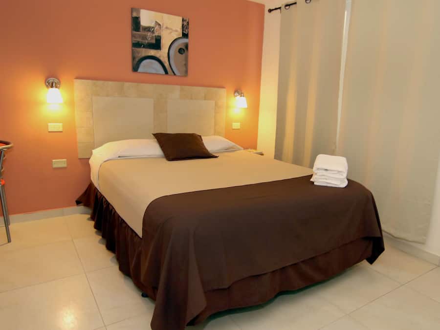 Double Room, 1 Queen Bed | Individually decorated, individually furnished, iron/ironing board