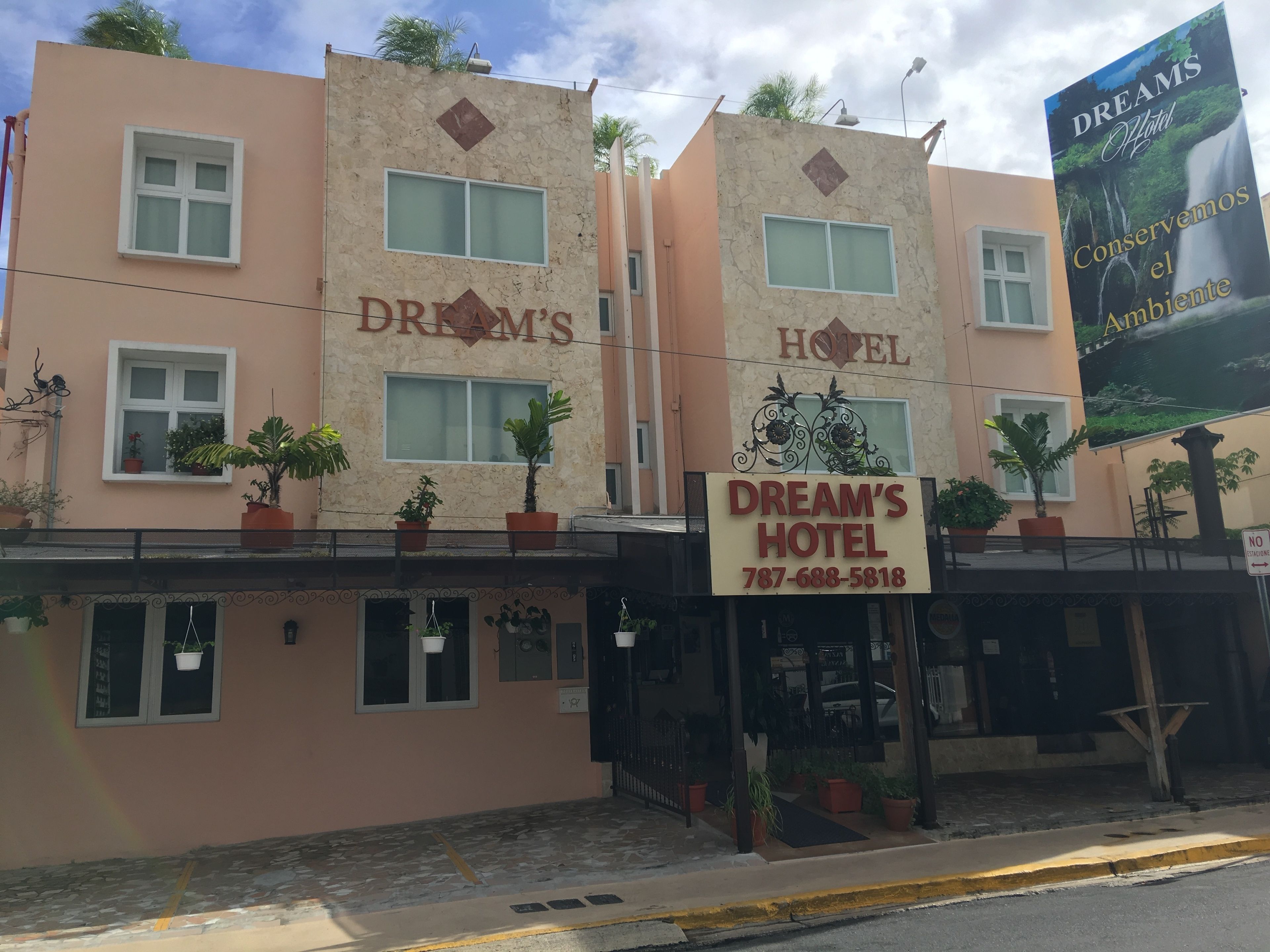 Un hotel llamado "Dream's Hotel" con el número de contacto 787-688-5818.
