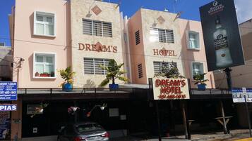 Un immeuble de deux étages portant l’inscription « DREAM’S HOTEL ».
