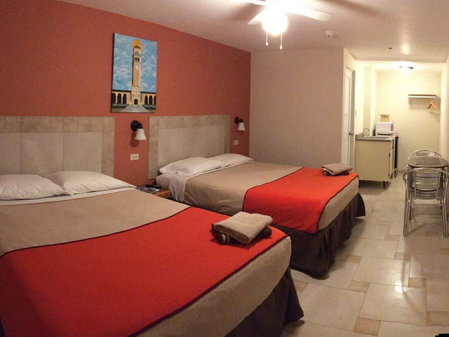 Kamer, 2 queensize bedden | Individueel gedecoreerd, individueel gemeubileerd
