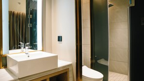 Shower, rainfall showerhead, free toiletries, hair dryer -  Shangxiajiu Hotel (Guangzhou)