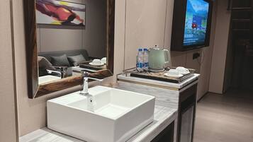 舒適客房, 1 張加大雙人床 | 防敏寢具、記憶棉床墊、書桌、免費 Wi-Fi