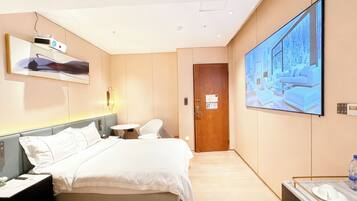 Comfort Room, 1 Queen Bed | Hypo-allergenic bedding, memory-foam beds, desk, free WiFi