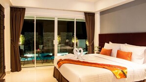 Deluxe Room, Pool Access | Minibar, Zimmersafe, Schreibtisch, Verdunkelungsvorhänge