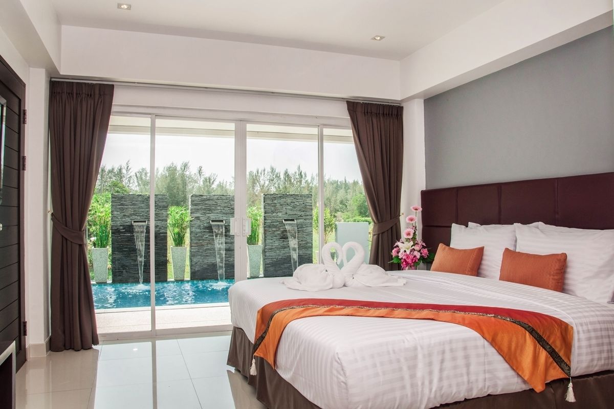 deluxe room, pool access | minibar, in-room safe, desk, blackout curtains