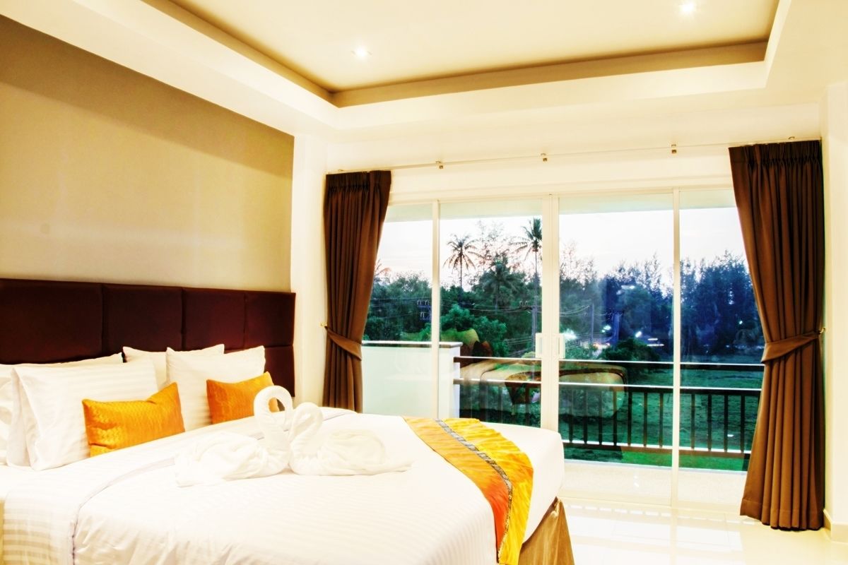 deluxe room, pool view | minibar, in-room safe, desk, blackout curtains