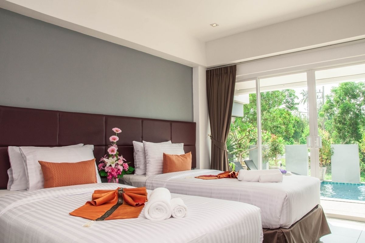 deluxe room, pool view | minibar, in-room safe, desk, blackout curtains
