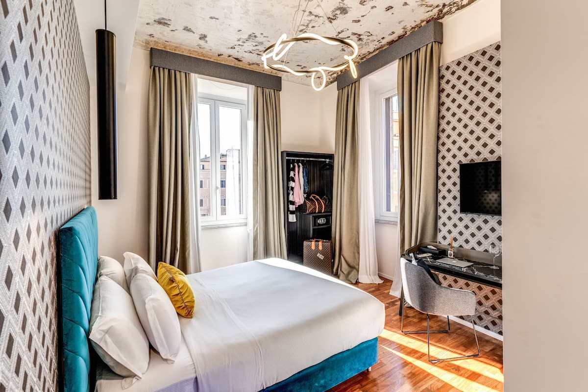 Une chambre d’hôtel moderne, dotée d’un grand lit, d’un bureau et d’une armoire.