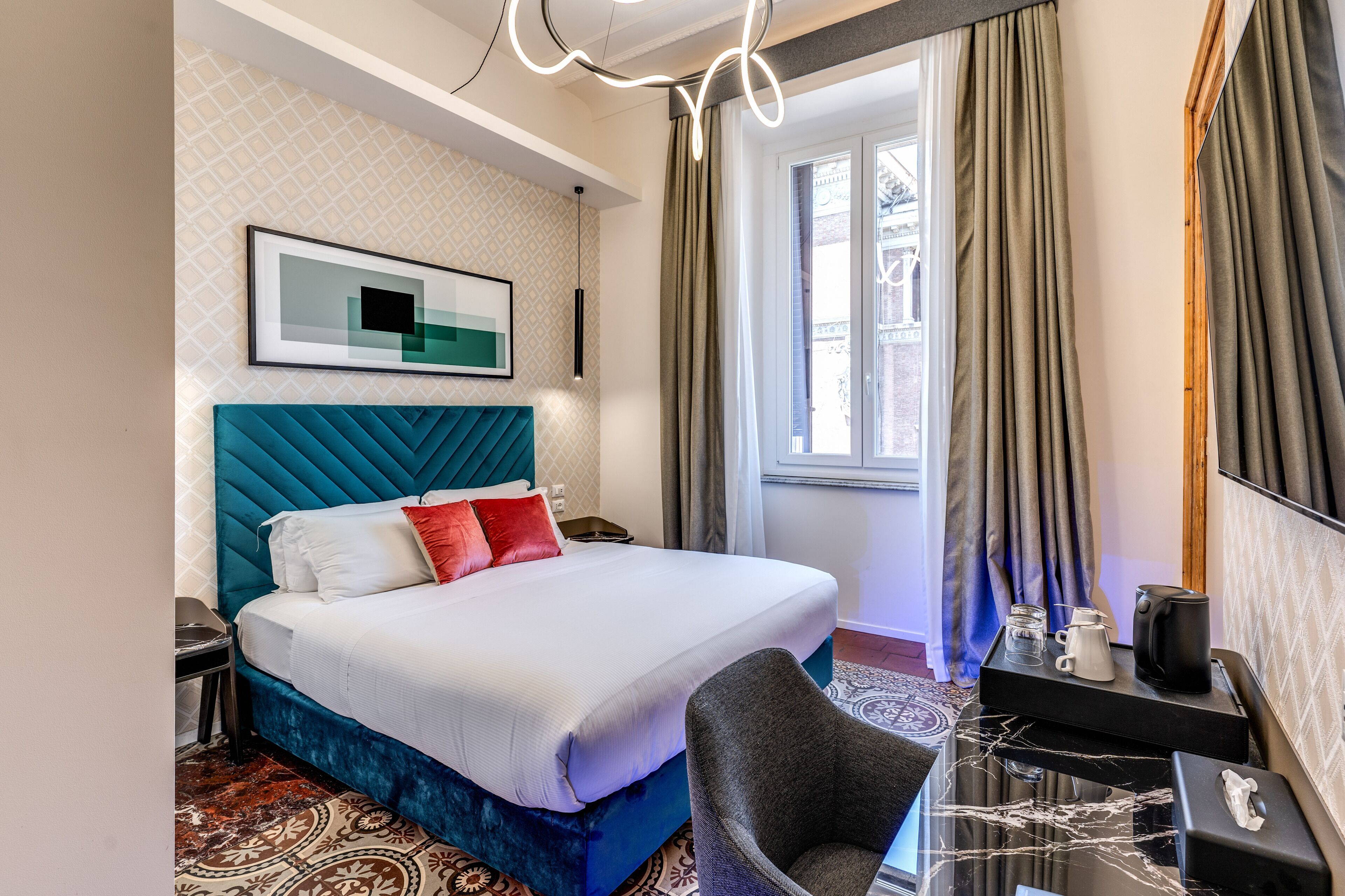 Une chambre d’hôtel moderne avec un grand lit, un bureau et une fenêtre avec des rideaux.