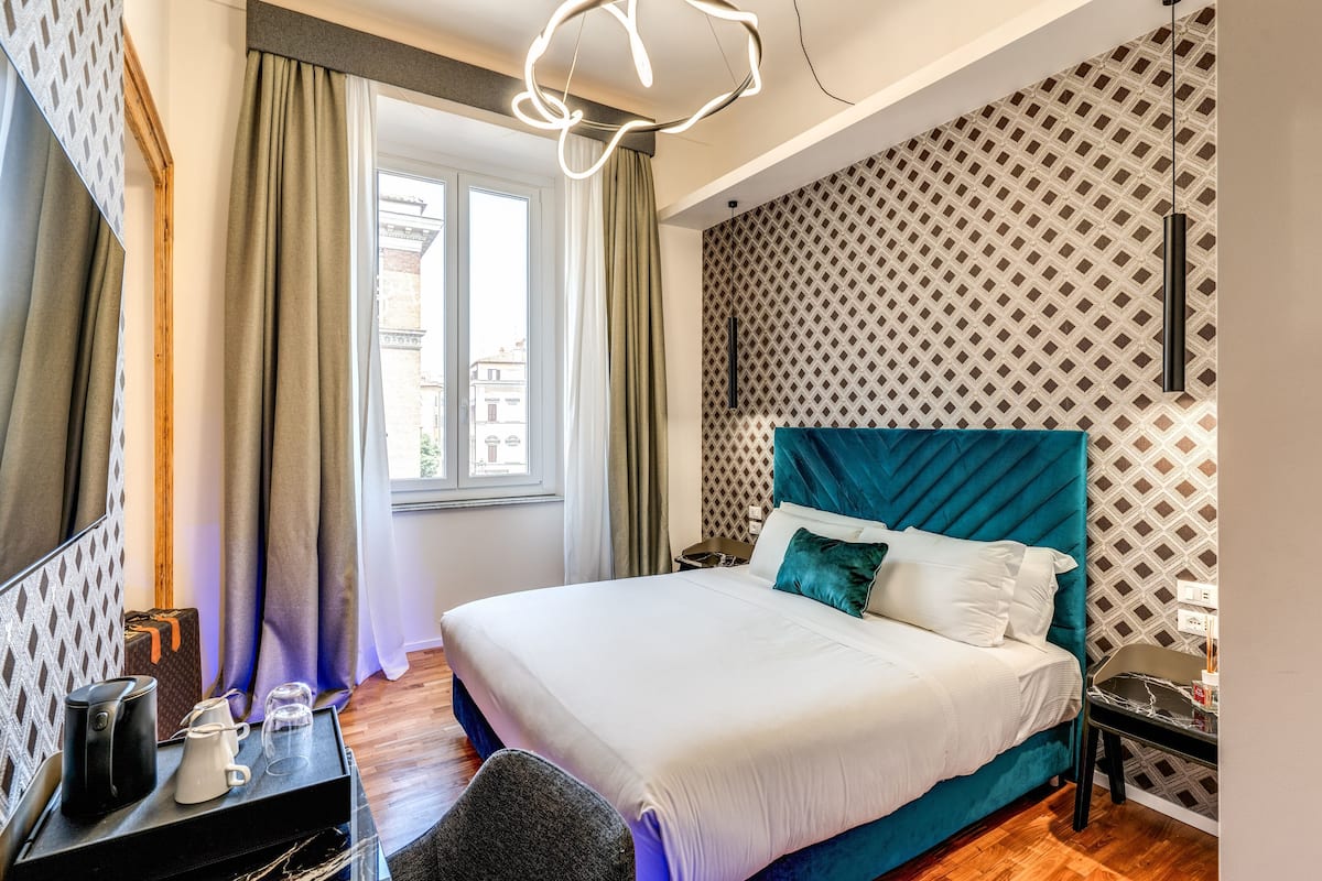 Une chambre d’hôtel moderne, dotée d’un grand lit, d’un bureau, d’une chaise et d’un téléviseur.