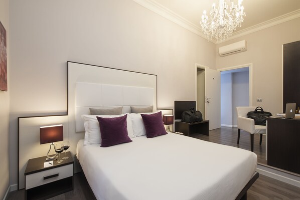 高級雙人房 | 迷你吧、客房內保險箱、書桌、筆電工作空間