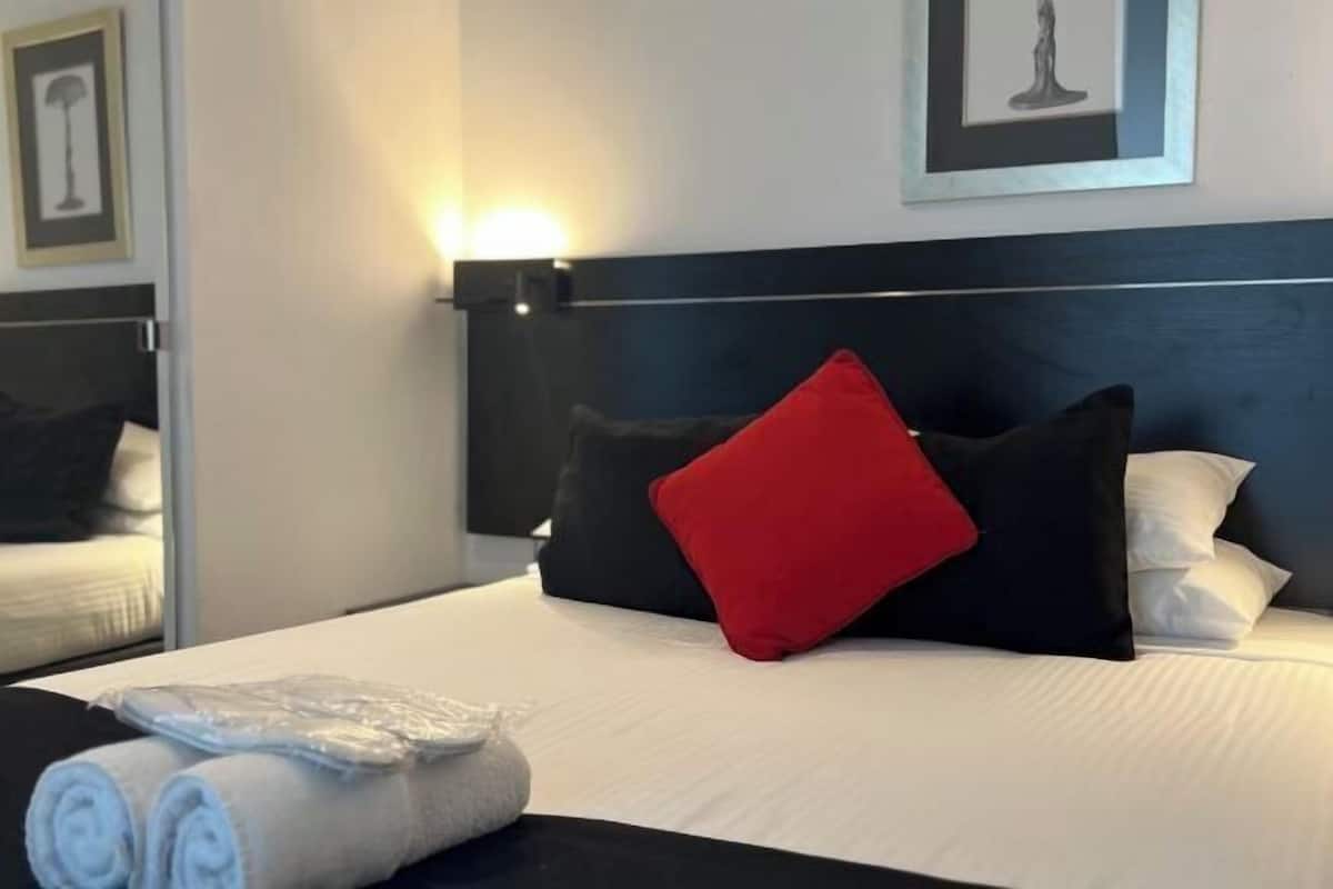 1 Schlafzimmer, Schreibtisch, laptopgeeigneter Arbeitsplatz