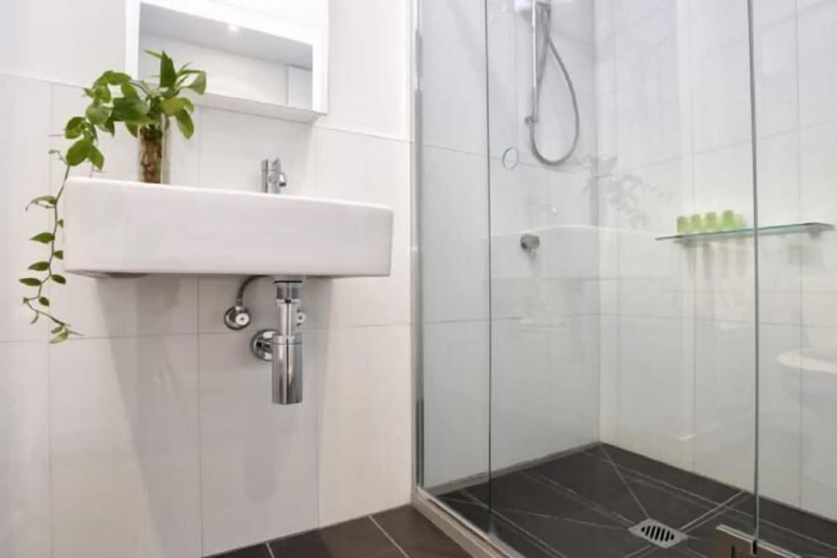 Badkamer | Een douche, gratis toiletartikelen, een haardroger, pantoffels