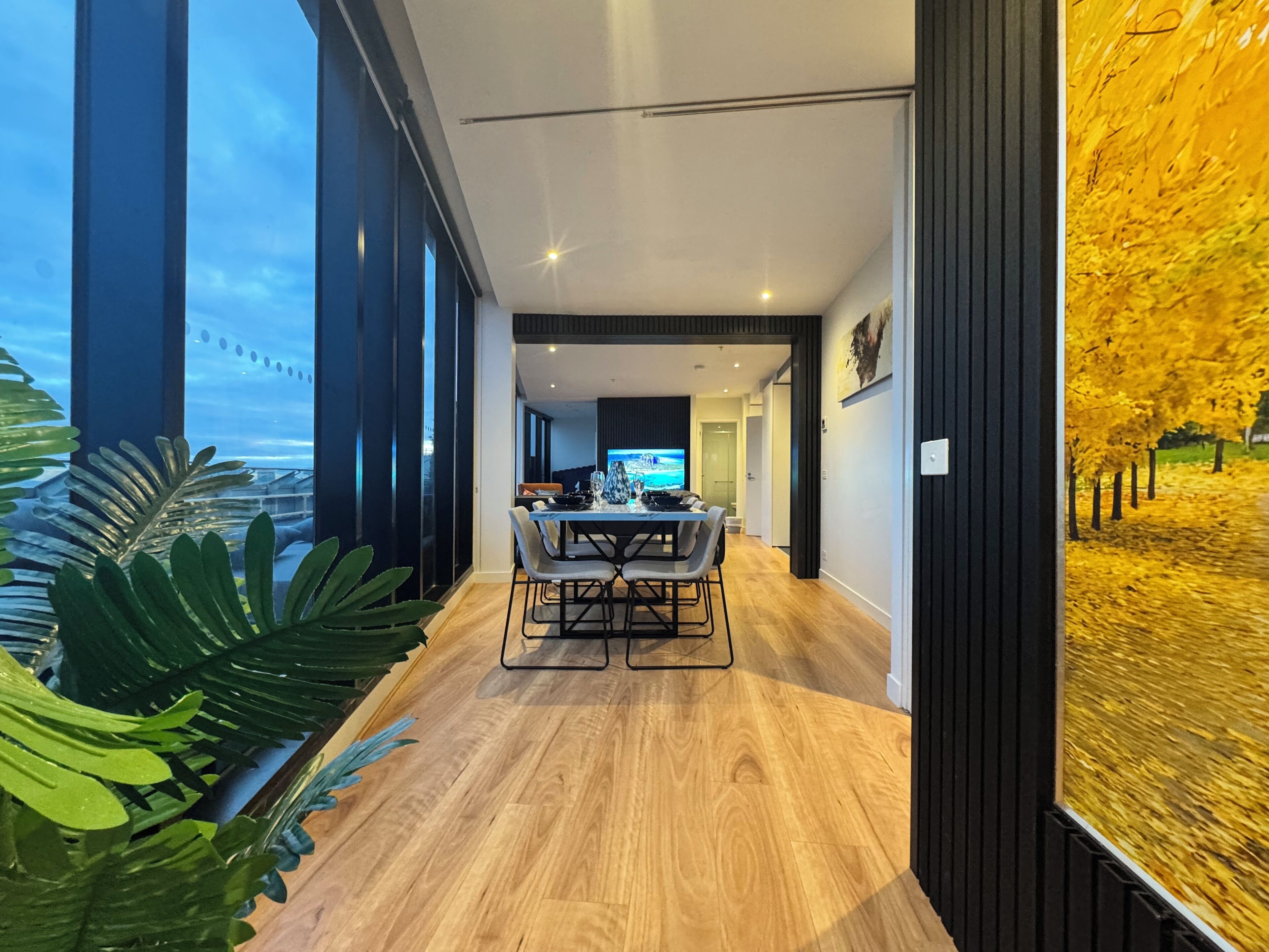 Signature appartement, 2 slaapkamers, balkon | Woonruimte | Een 32-inch flatscreentelevisie met digitale zenders en een televisie