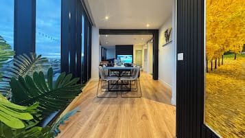 Signature appartement, 2 slaapkamers, balkon | Woonruimte | Een 32-inch flatscreentelevisie met digitale zenders en een televisie