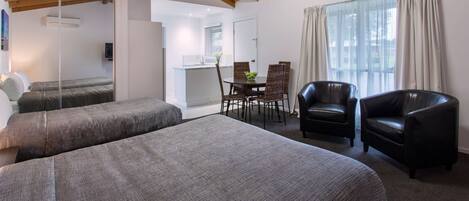 Skrivebord, mørklægningsgardiner, strygejern/strygebræt