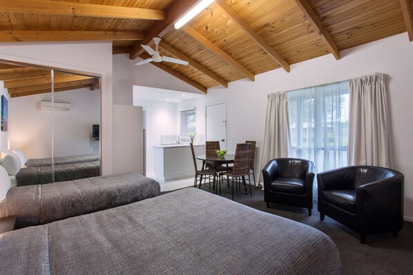 Työpöytä, pimennysverhot, silitysrauta/-lauta, ilmaiset vauvansängyt