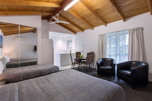 Best Western Colonial Village Motel