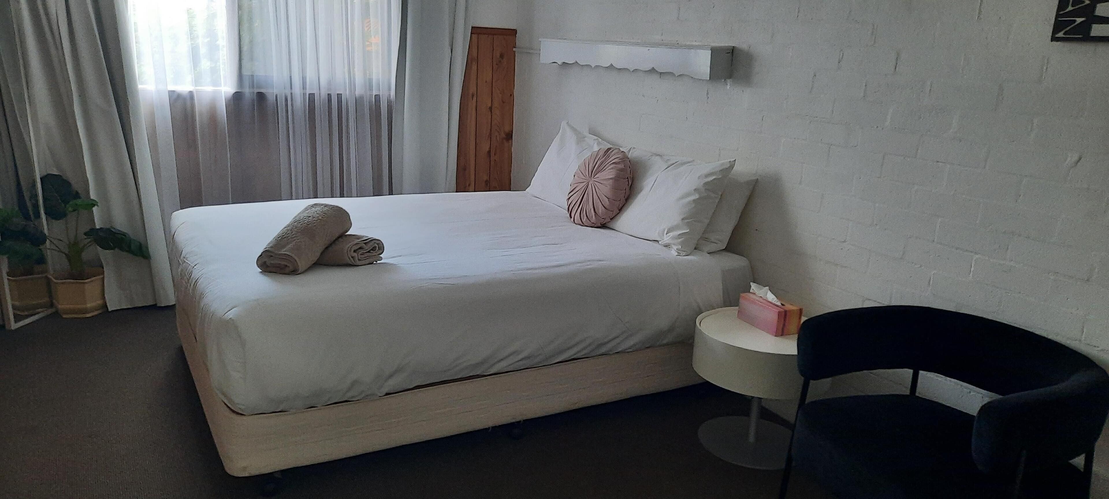 Escritorio, cortinas blackout y tabla de planchar con plancha 