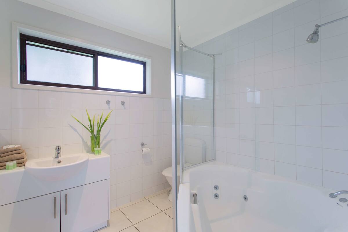 suite, multiple beds, non smoking, kitchenette | bathroom | free toiletries, hair dryer, towels