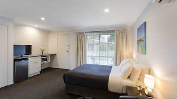 Standard Room, 1 Queen Bed, Non Smoking, Jetted Tub | Desk, blackout curtains, iron/ironing board, free cots/infant beds