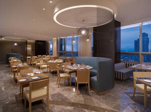 Desayuno buffet diario (KRW 37000 por persona)