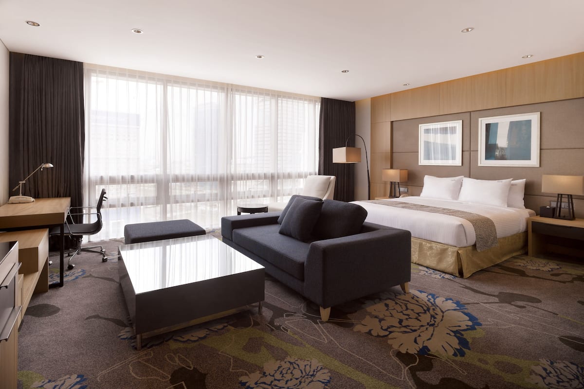 Suite, 1 King Bed | City view