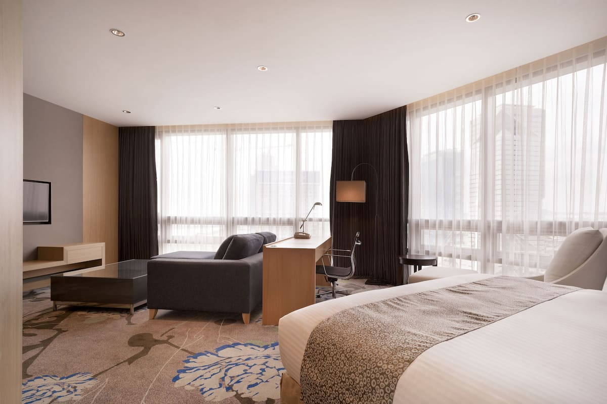 Premium bedding, in-room safe, desk, laptop workspace