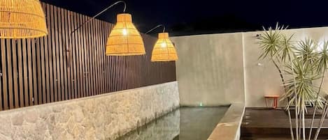 Piscina externa, espreguiçadeiras
