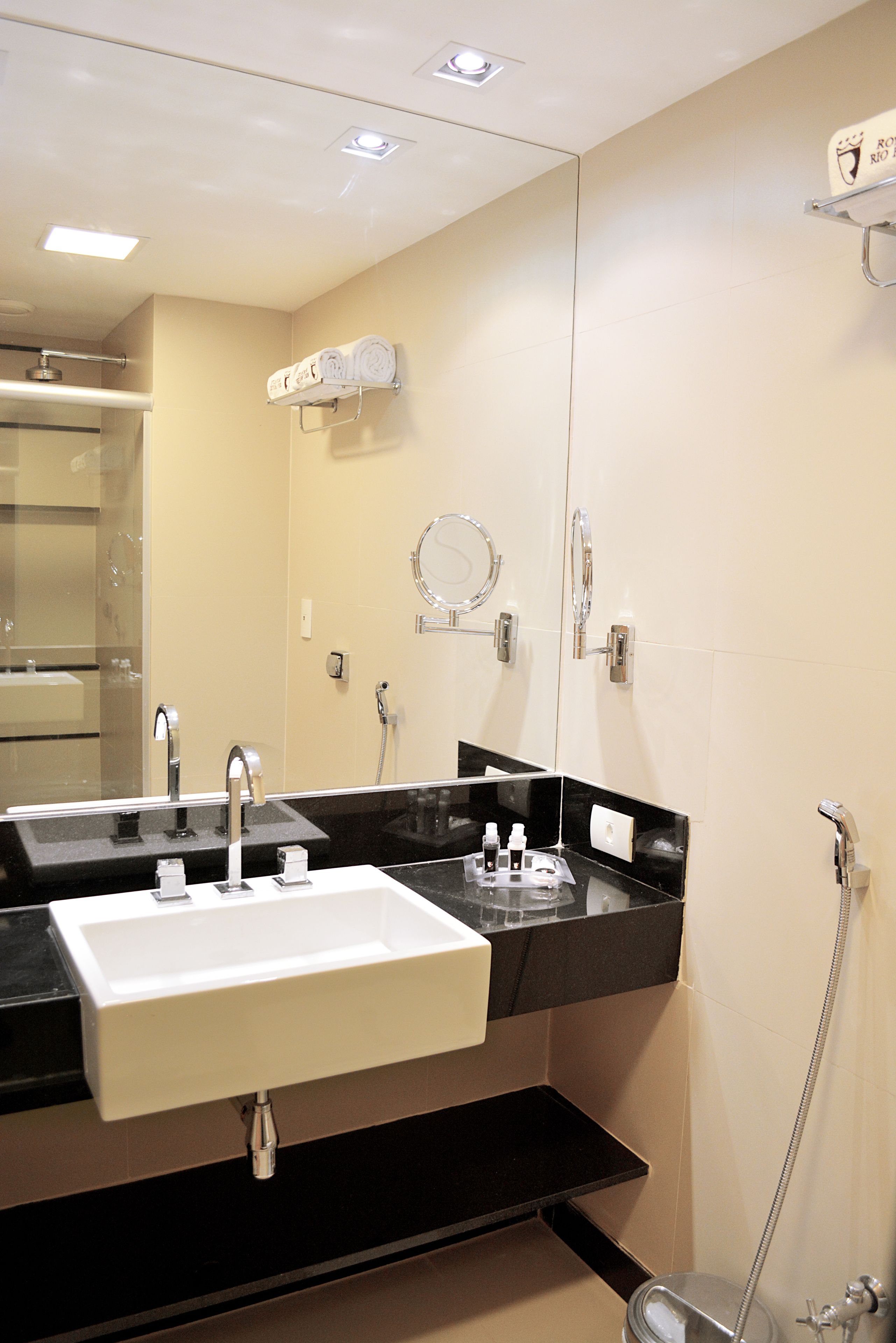 Luxury Single Room | Bathroom | Shower, free toiletries, hair dryer, towels