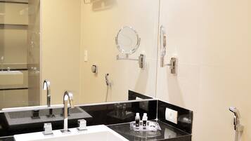 Luxury Single Room | Bathroom | Shower, free toiletries, hair dryer, towels