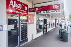 Property entrance - Alston Apartments Hotel (Carlton)