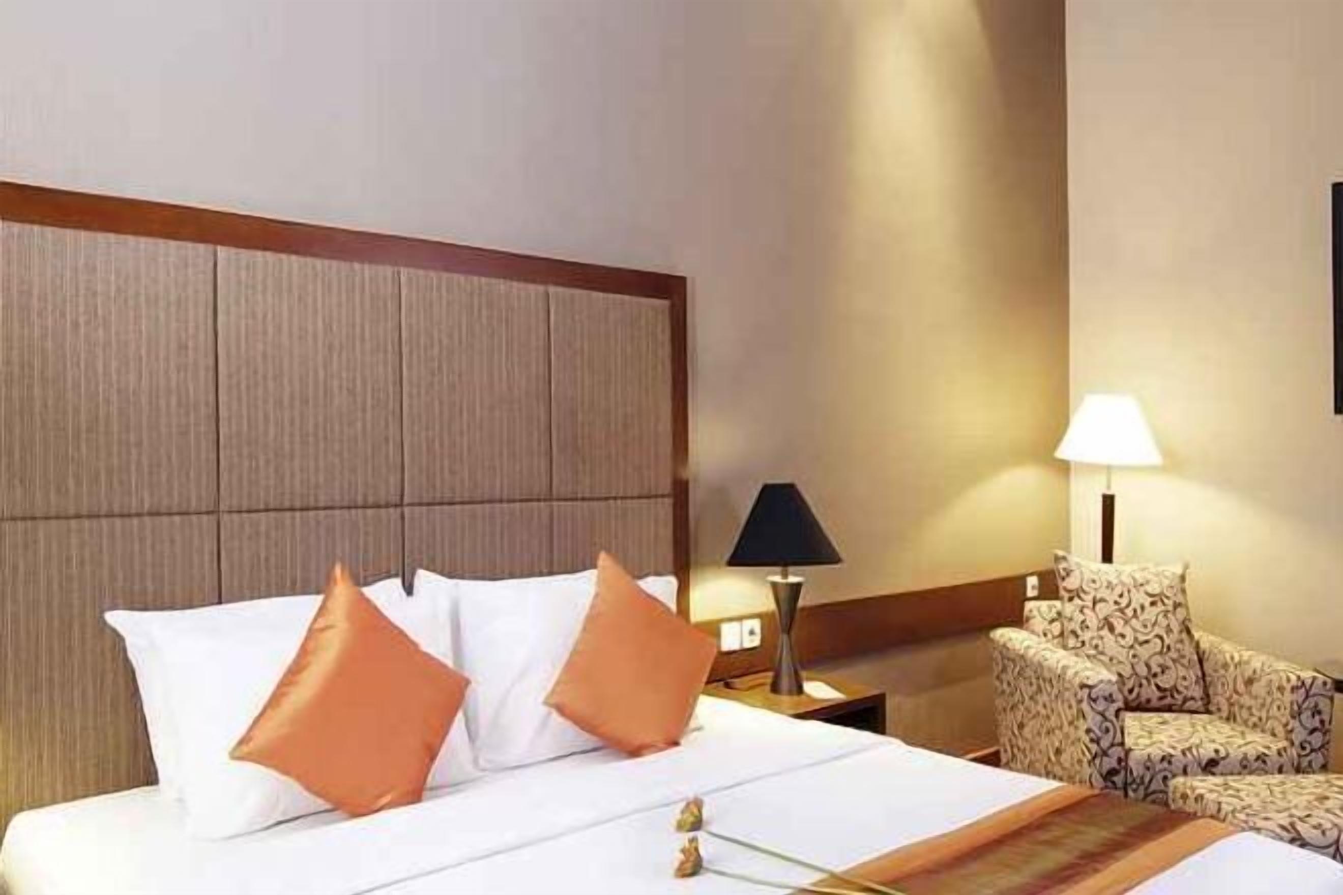 Luxe beddengoed, een minibar, een kluis op de kamer, een bureau