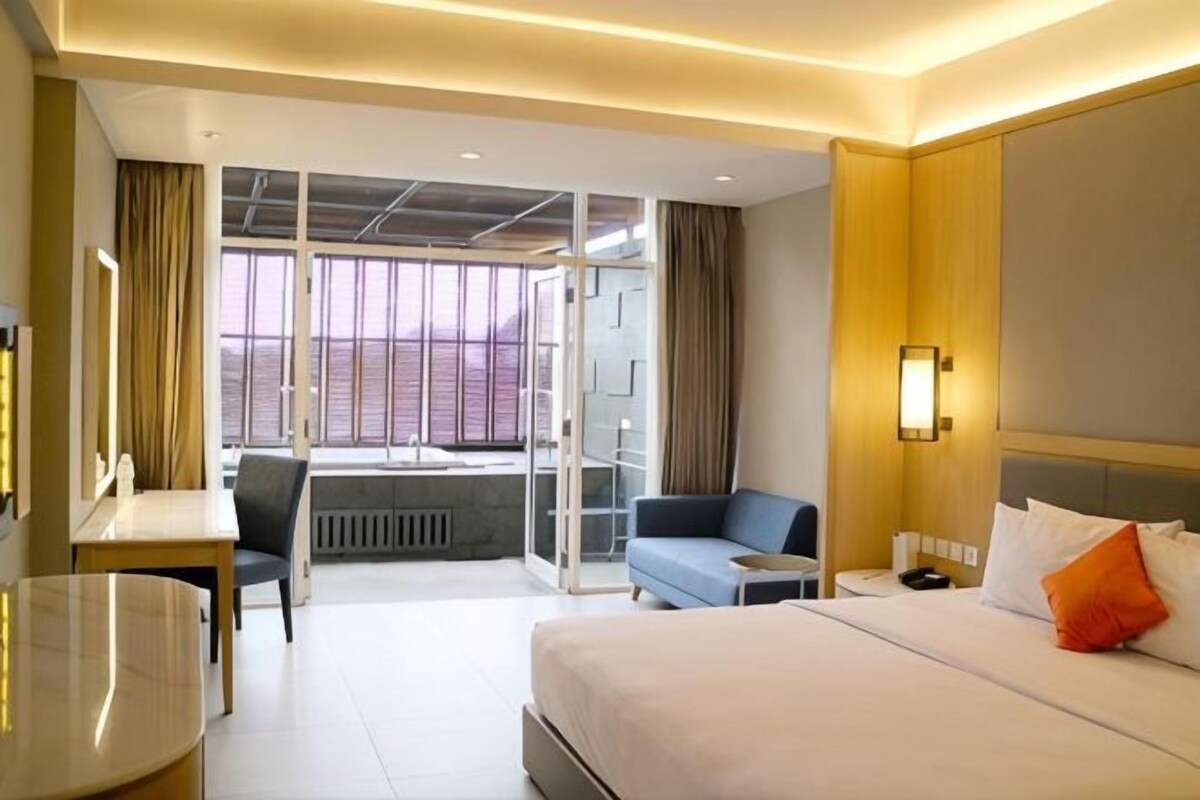 Premium bedding, minibar, in-room safe, desk