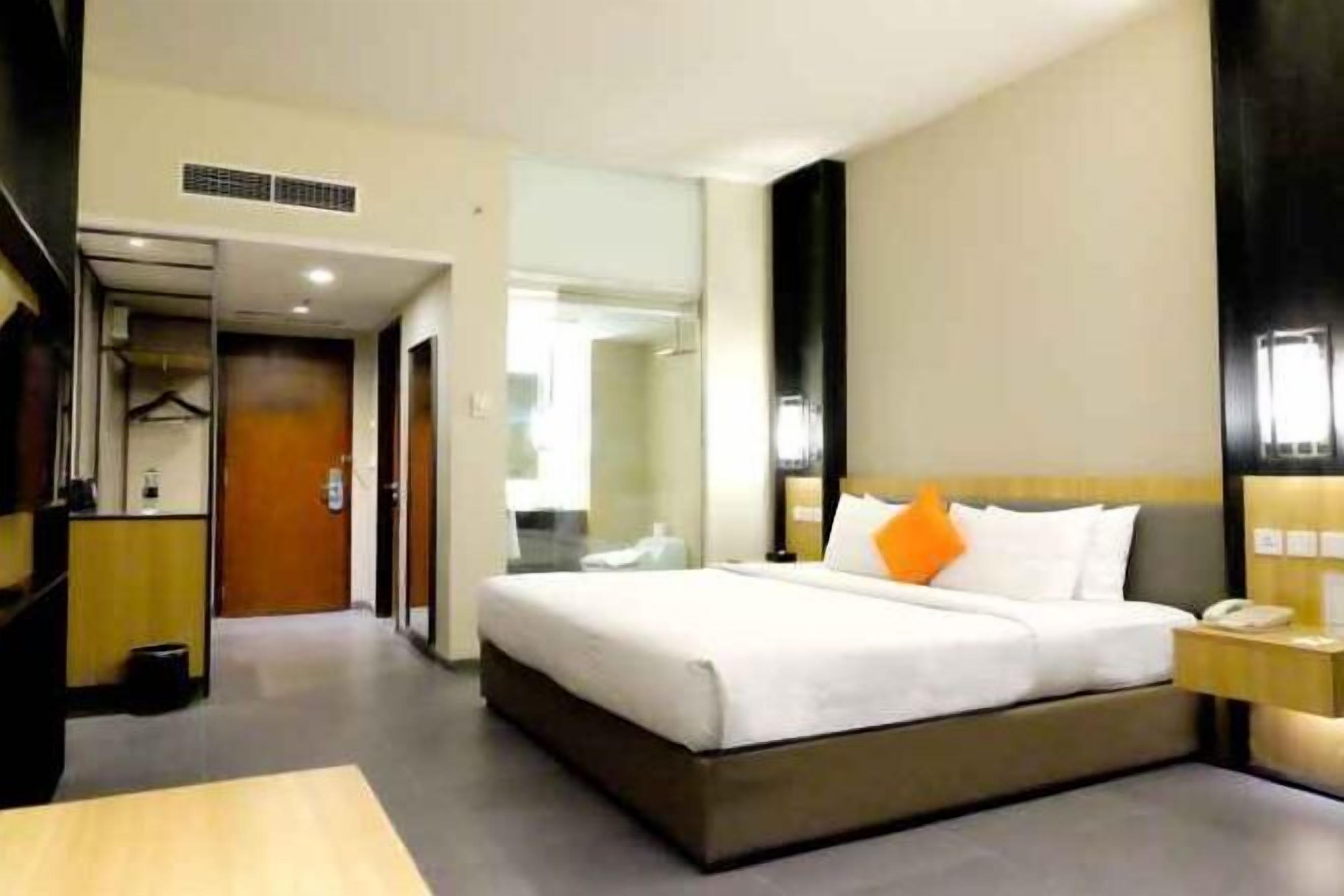 Ylelliset vuodevaatteet, minibaari, tallelokero huoneessa, työpöytä