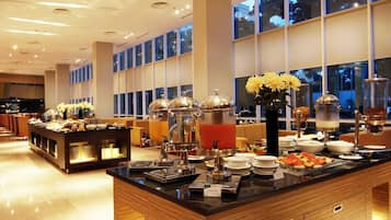 供應早餐、午餐和晚餐,國際料理