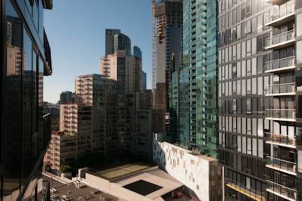 Un immeuble de grande hauteur, doté de nombreux étages, de grandes fenêtres et d’une architecture moderne.