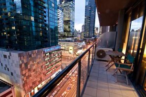 Une vue sur la ville depuis un balcon, avec Central Park et de hauts immeubles en toile de fond.