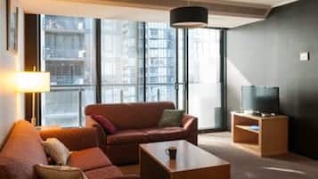 Een 32-inch flatscreentelevisie met kabelzenders en televisie