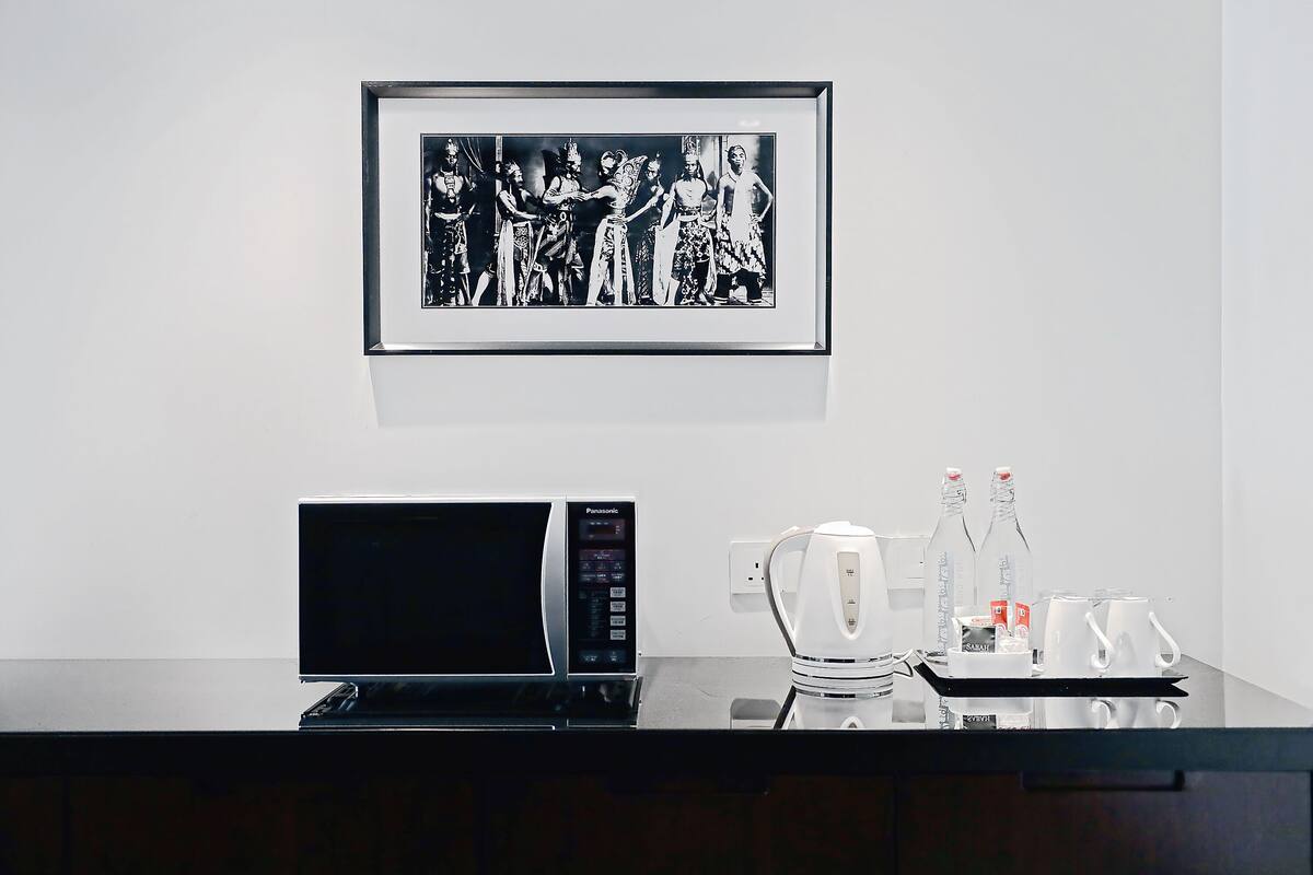 executive suite | 1 bedroom, in-room safe, individually furnished, desk