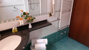 Standard Double Room | Bathroom | Shower, hydromassage showerhead, designer toiletries, hair dryer - Venice Palace Hotel (Mirano)